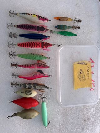 8 señuelos para calamar y 4 plomos 