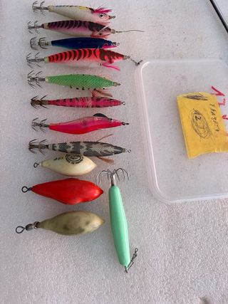 8 señuelos para calamar y 4 plomos 