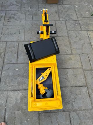 Excavadora correpasillos amarilla