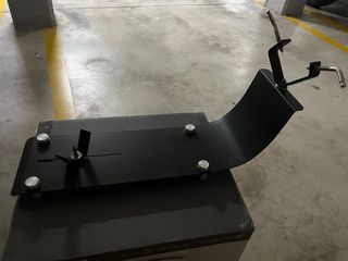 Jamonero de metal negro