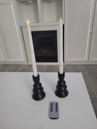 Candelabros negros con velas eléctricas