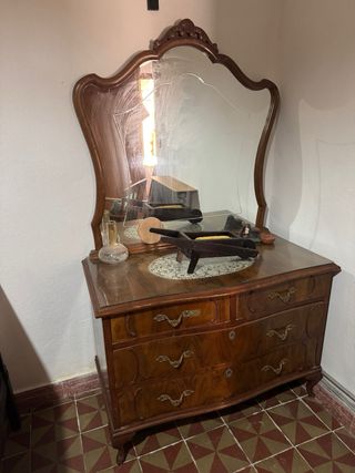 Cómoda antigua con espejo