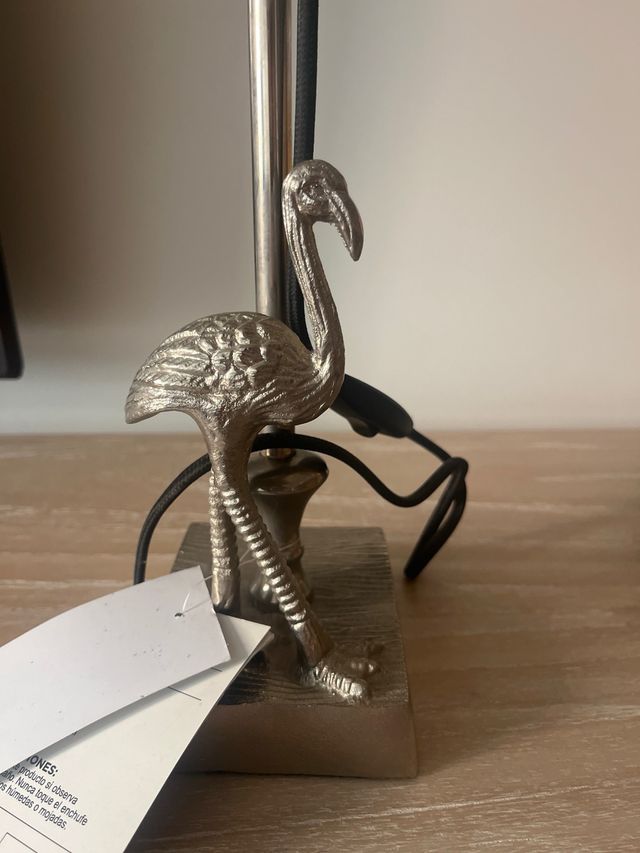 Lámpara de mesa con base de flamenco