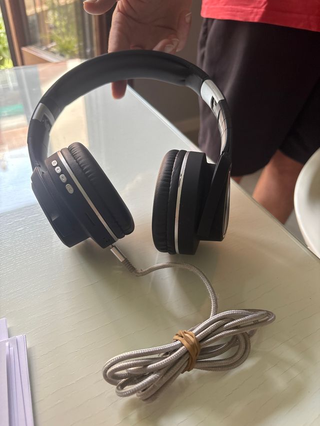 Cascos Inalámbricos Negros y Plateados
