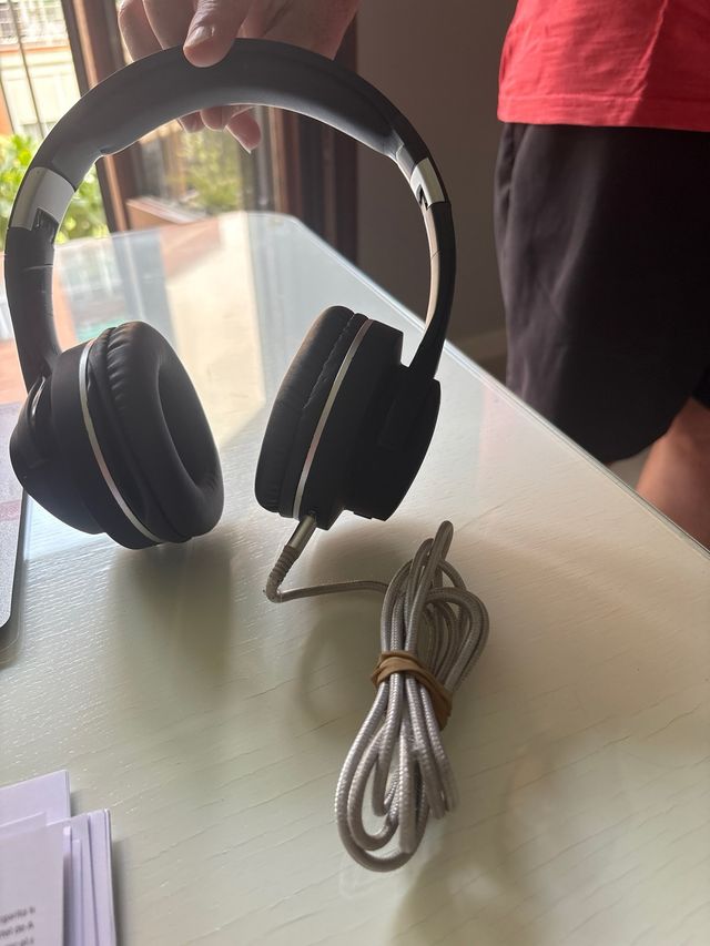 Cascos Inalámbricos Negros y Plateados