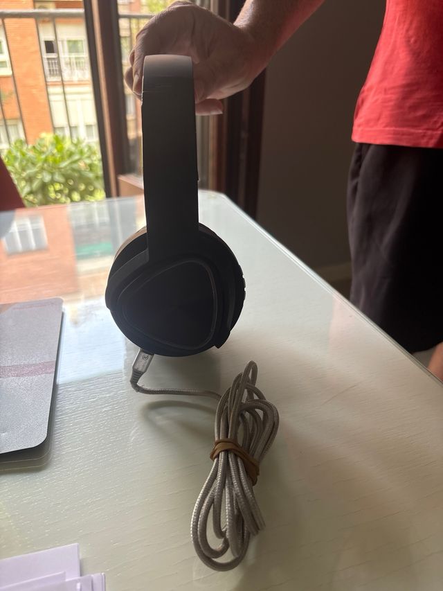 Cascos Inalámbricos Negros y Plateados