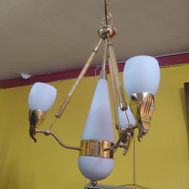 Lámpara colgante dorada estilo moderno