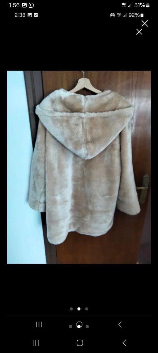 Abrigo beige con capucha