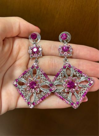 Pendientes rosas con cristales brillantes