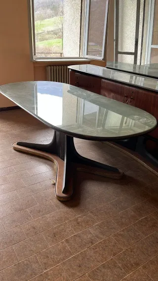 Mesa de comedor ovalada de cristal y madera