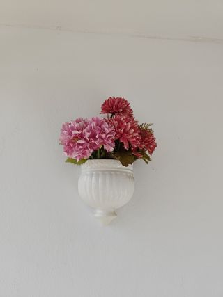 Maceta colgante flores rosas vintage