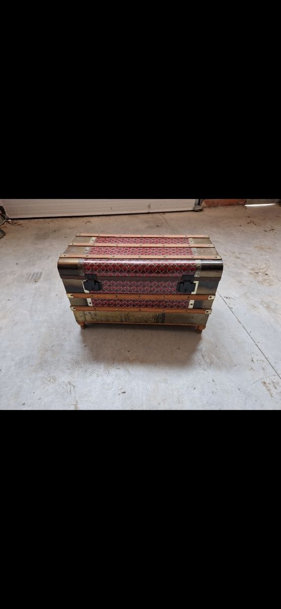 Baúl antiguo de madera y metal