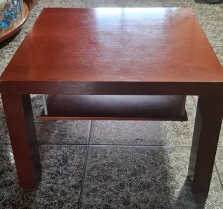 Mesa auxiliar de madera marrón