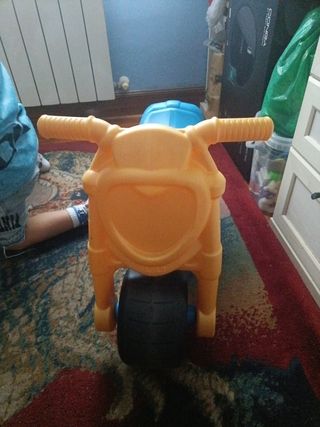 Moto correpasillos azul y amarilla