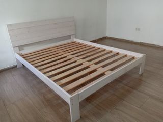 Cama de matrimonio de madera blanca