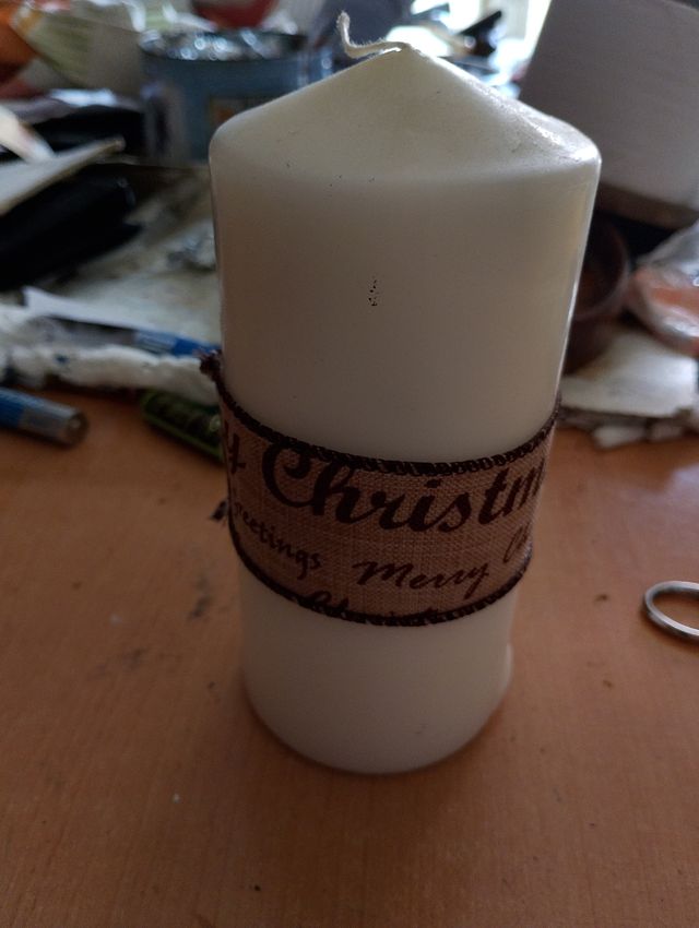 Vela decorativa con cinta Merry Christmasde tela .