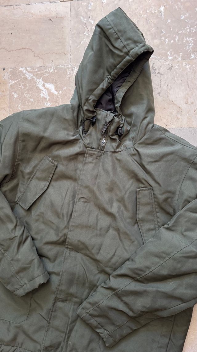 Giubbino verde oliva con cappuccio