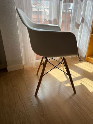 Silla con reposabrazos de plástico y madera