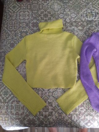Suéteres cuello alto morado y amarillo