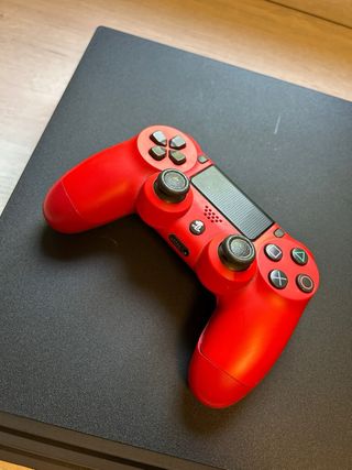 PS4 Pro 1TB + Mando Rojo