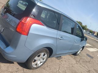 Peugeot 5008 2011