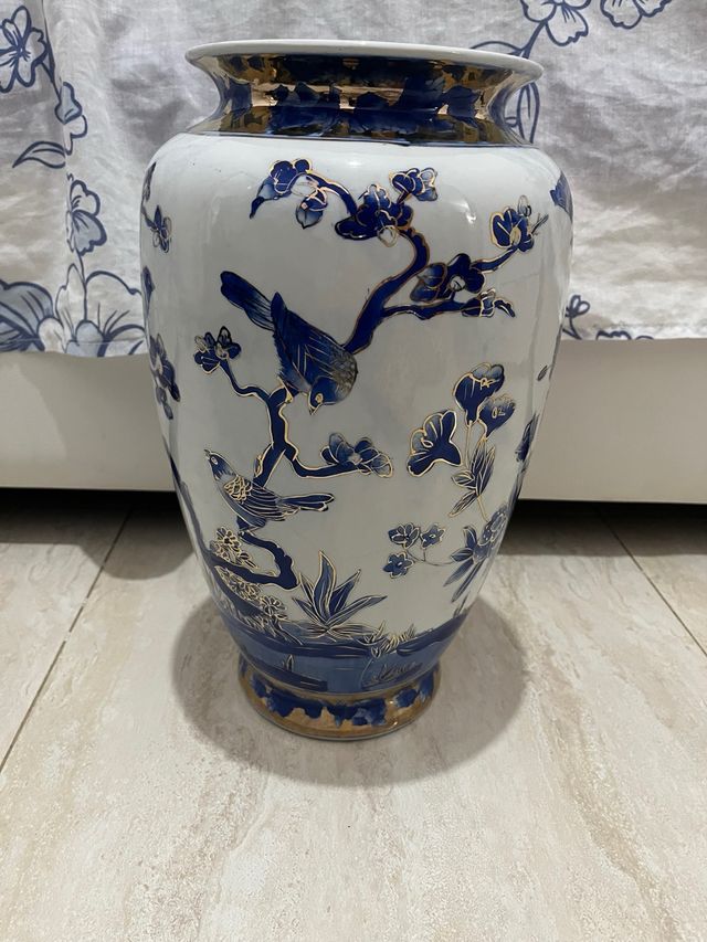 Jarrón de cerámica azul y blanco con pájaros