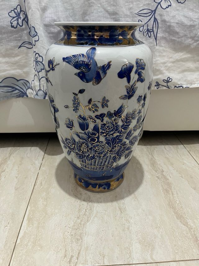 Jarrón de cerámica azul y blanco con pájaros