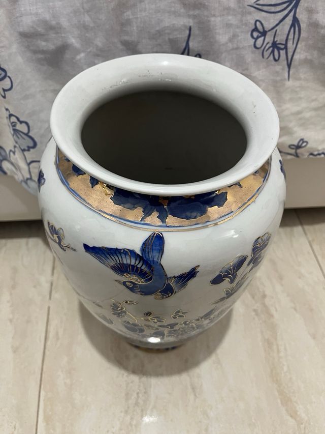 Jarrón de cerámica azul y blanco con pájaros