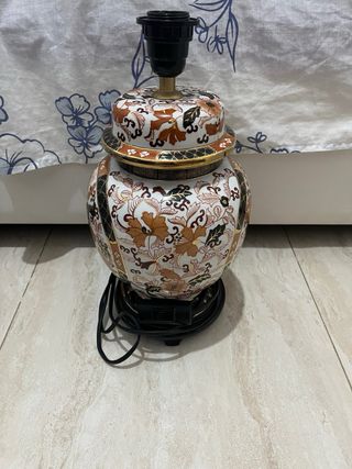 Lámpara de porcelana con diseño floral