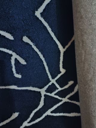 Alfombra azul y blanca