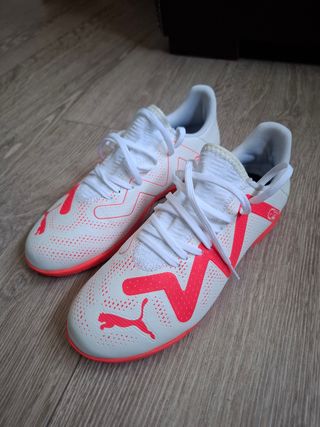 Zapatillas Fútbol Sala Puma Blancas y Rosa flúor.