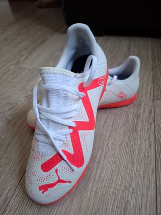 Zapatillas Fútbol Sala Puma Blancas y Rosa flúor.