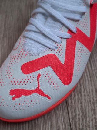 Zapatillas Fútbol Sala Puma Blancas y Rosa flúor.