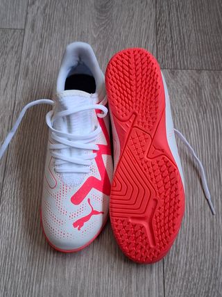 Zapatillas Fútbol Sala Puma Blancas y Rosa flúor.