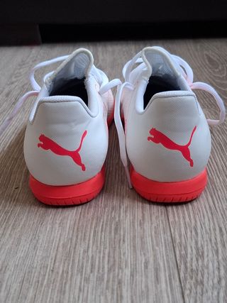 Zapatillas Fútbol Sala Puma Blancas y Rosa flúor.
