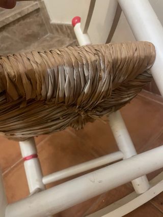 Mecedora infantil blanca con detalles rojos