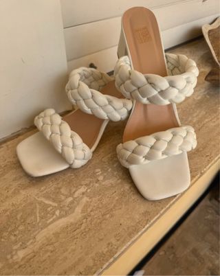 Sandalo aperto con tacco bianco