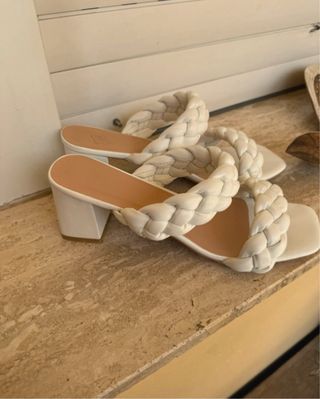 Sandalo aperto con tacco bianco