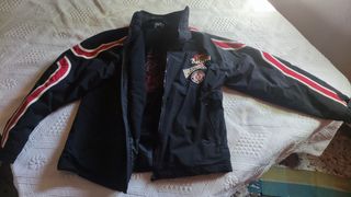 Chaqueta de moto negra con detalles