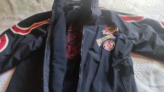 Chaqueta de moto negra con detalles