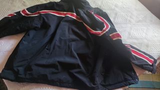 Chaqueta de moto negra con detalles