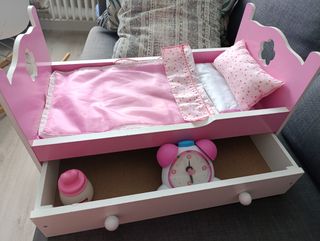 Cuna de muñeco rosa con accesorios