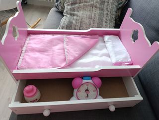 Cuna de muñeco rosa con accesorios