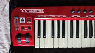 Teclado Behringer UMX610 USB/MIDI