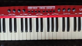 Teclado Behringer UMX610 USB/MIDI