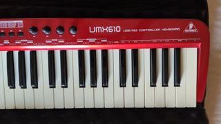 Teclado Behringer UMX610 USB/MIDI