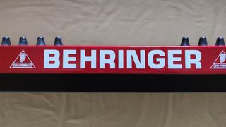 Teclado Behringer UMX610 USB/MIDI