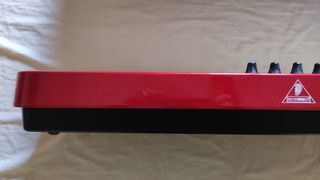 Teclado Behringer UMX610 USB/MIDI