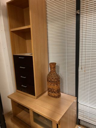 Estantería de salón madera y mimbre