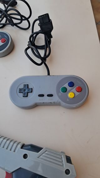 Mandos y pistola videojuegos retro